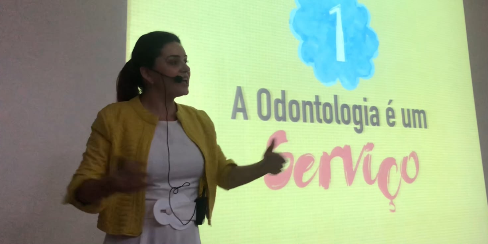 Dra. Josenita Nascimento durante palestra sobre odontologia