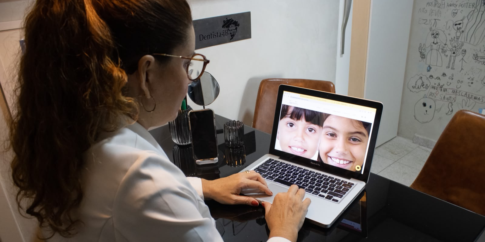 Dra. Josenita Nascimento realizando planejamento ortodôntico digital